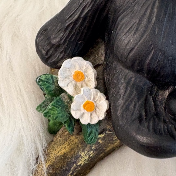 Bearfoots Black Bear Figurine “Kissing Bears” - Picture 3 of 10